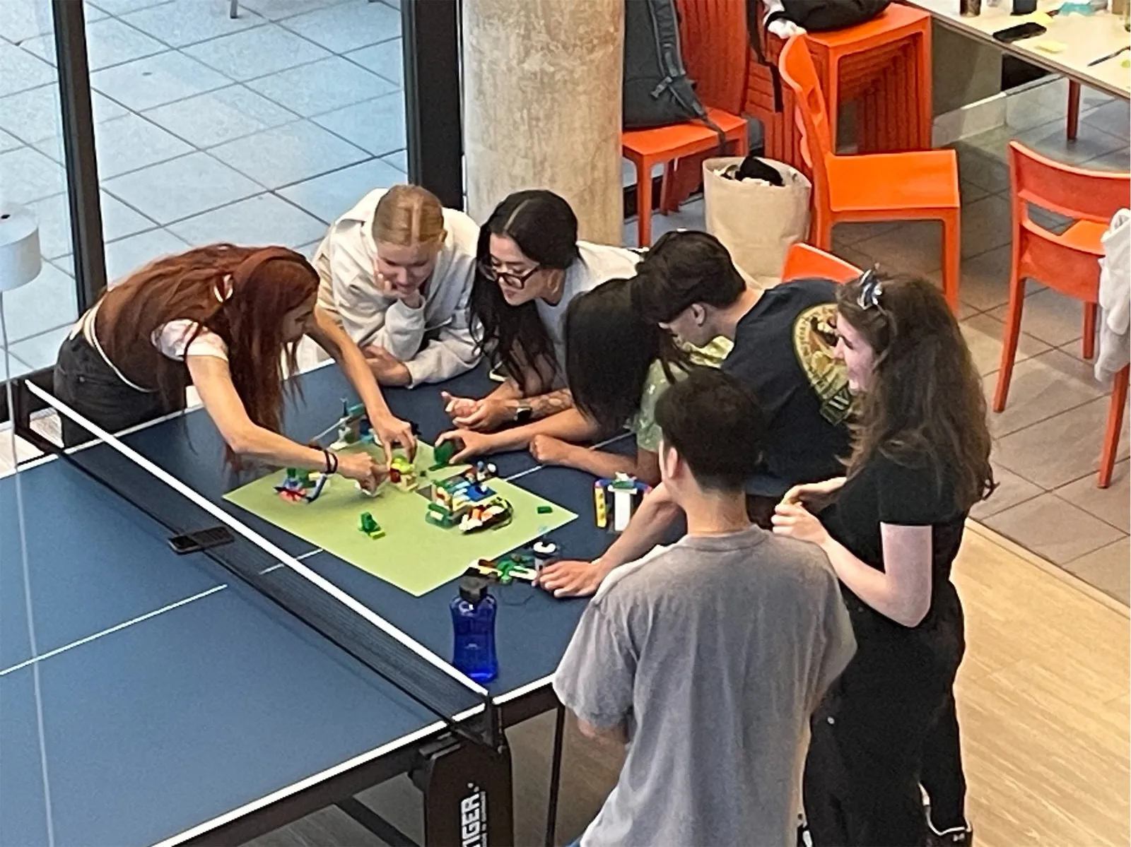 Teilnehmende kombinieren Lego-Projekte