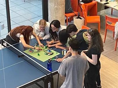 Teilnehmende kombinieren Lego-Projekte