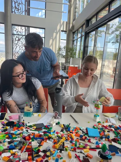 Teilnehmende bauen mit Lego