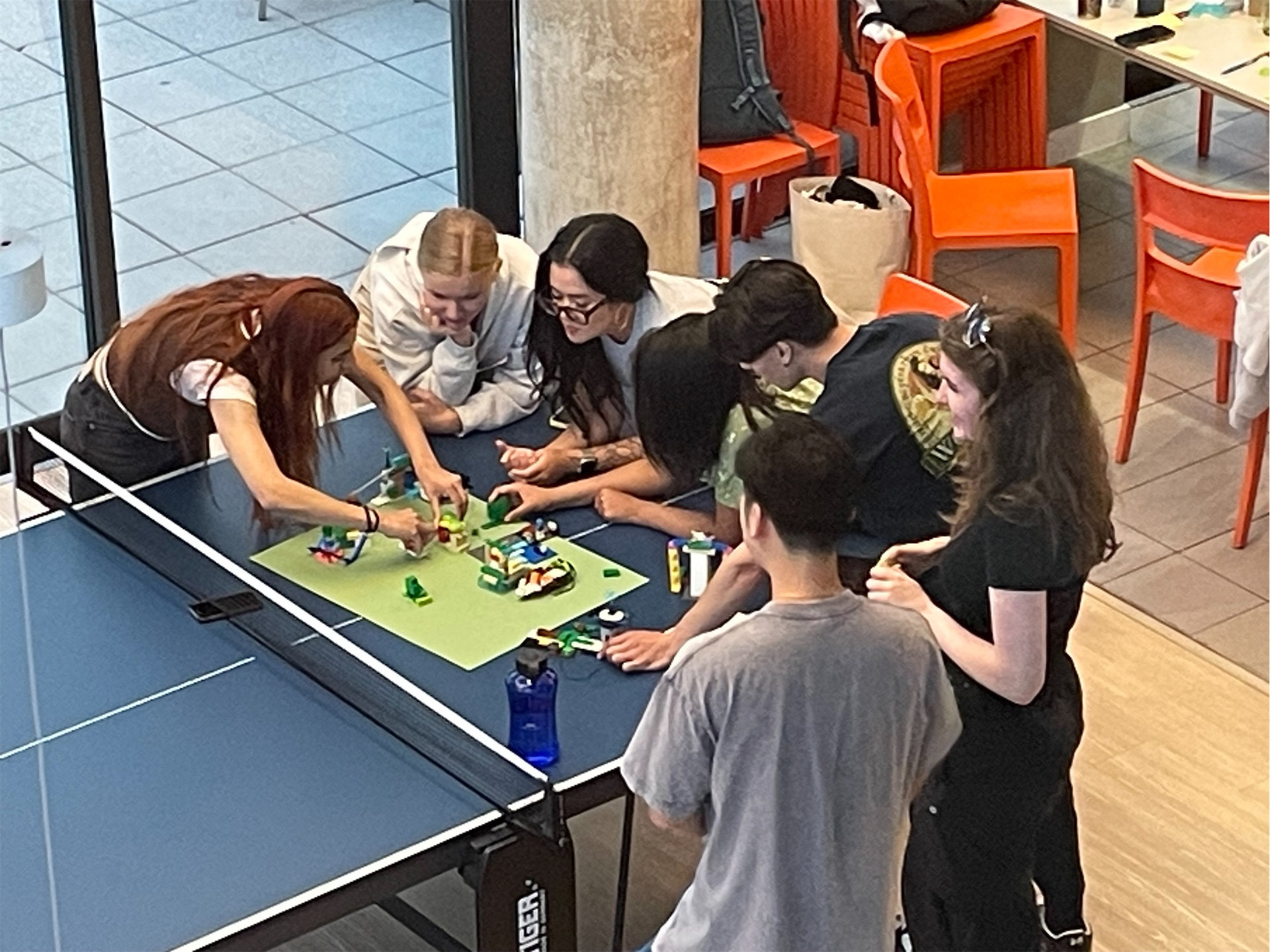 Teilnehmende kombinieren Lego-Projekte