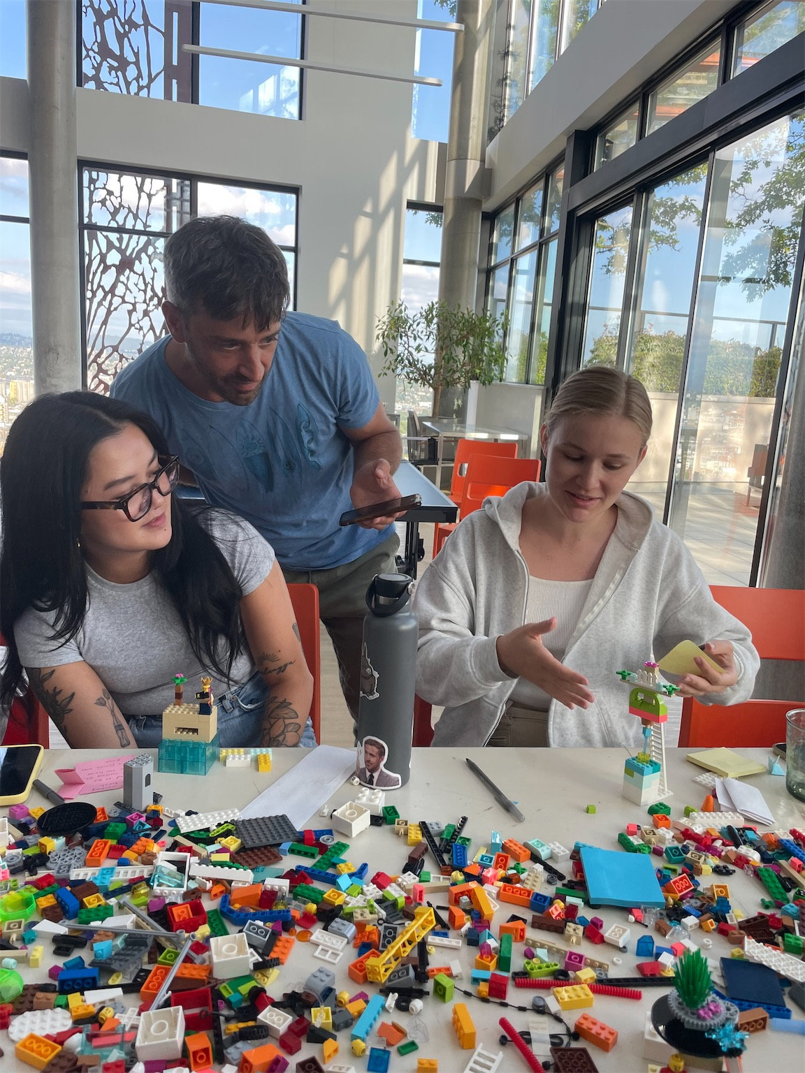 Teilnehmende bauen mit Lego