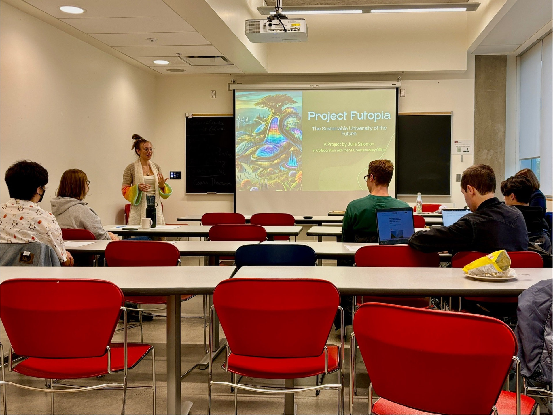 Julia Salomon gibt einen Vortrag an der SFU